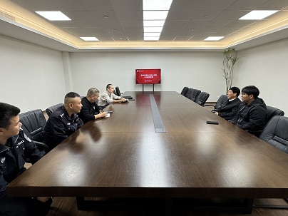 11月20日上午，连江县公安局郑大队长与潘渡派出所林宇警官莅临我校，举行校园安全稳定座谈会。